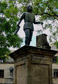 Escultura que representa al arquitecto  Andrs de Vandelvira