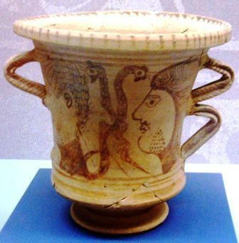 Vaso ibrico de La Alcudia. Pueder verse el perfil de un hombre cubierto y dos serpientes criocfalas (con cresta)