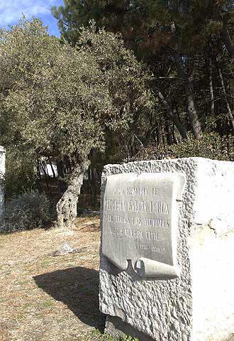 Monumento en el camino donde fue fusilado García Lorca. Foto de M.Zarza-2006