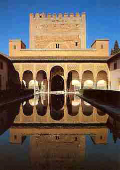 Palacio de Comares con fuente y jardines, en La Alhambra