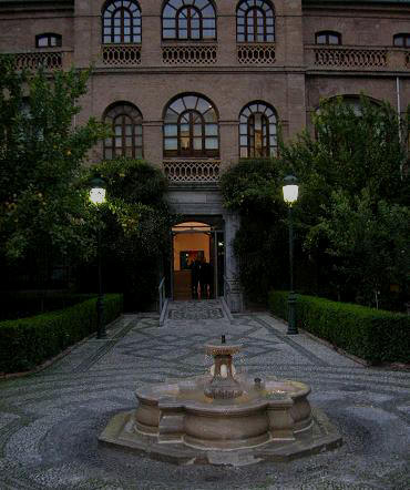 Entrada y jardín del Centro de Exposiciones "Gran Capitán". Granada.