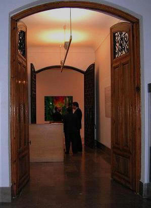 Pedro Garciarias recibe a los visitantes en el Centro de Exposiciones "Gran Capitán". Granada.