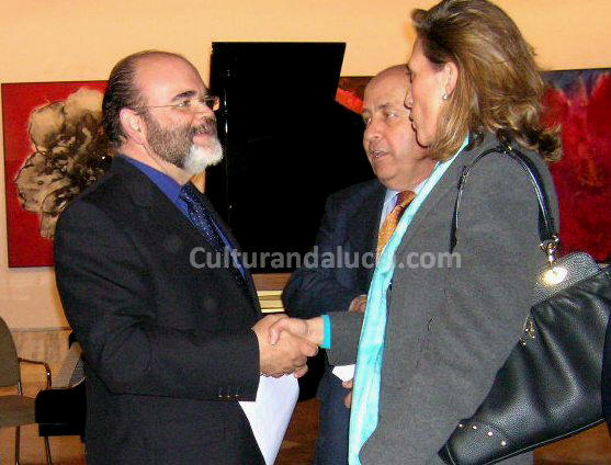 Pedro Garciarias saluda a las autoridades en la exposicin "El jardn amarillo"