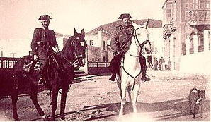 Pareja de la Guardia Civil, patrullando en Carboneras (Almera). Ao 1946