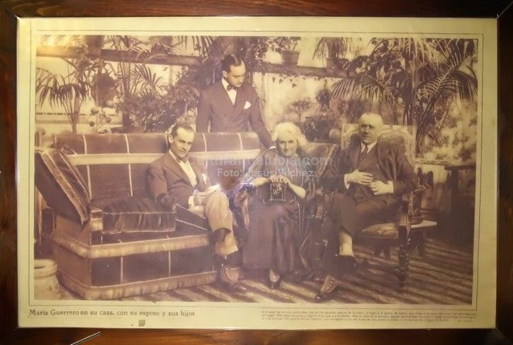 Cuadro con foto de Mara Guerrero en el Teatro Cervantes de Almera. 