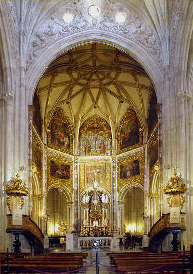 Capilla Mayor con los púlpitos, el retablo y el tabernáculo.