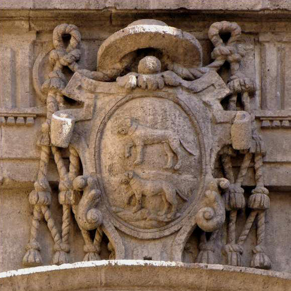 Esudo del obispo Villalán, sobre la puerta de entrada.Luce una sola de sus cuartelas con los lebreles que aluden a su apellido.
