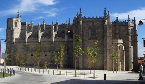 Catedral de Guarda (Portuga). La distribución de las puertas presenta paralelismos con la de Almería.