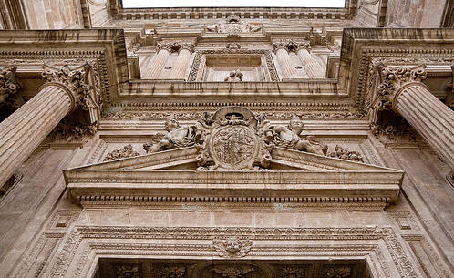 Escudo de Diego Fernández de Villalán en la puerta principal de la catedral.