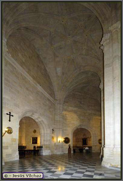 Capillas de la girola con crucifijos y medallones del Vía Crucis.