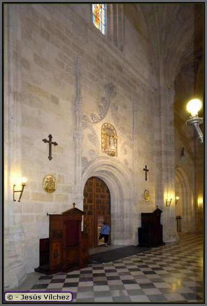Puerta con decoración gótica: Sobre ella, hornacina con venera e imagen. Medallones y cruces para el seguimiento del Via Crucis por el interior de la catedral.