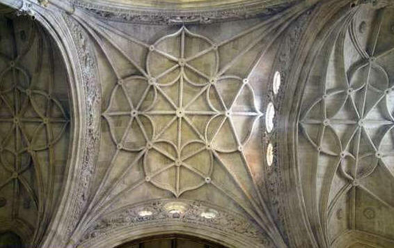 Bóveda decorada con nervios entrecuzados rematados con rosetones circulares