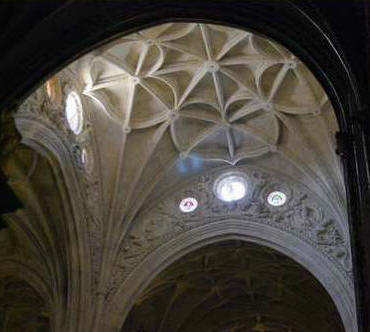 Tríos de óculos sobre el arco de la cúpula.