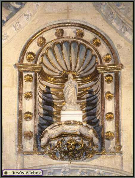 Hornacina con venera decorada con conchas, alegoría de Venus. En su pedestal, cabeza de querubín (Cupido) sobre el que se ubica la Inmaculada.