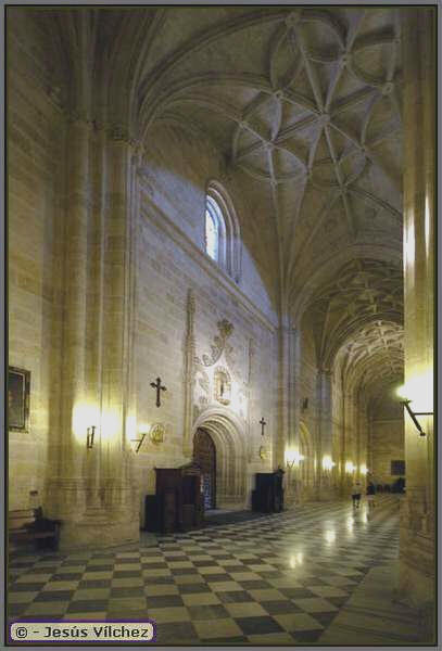 Puerta con decoración gótica y confesionarios.