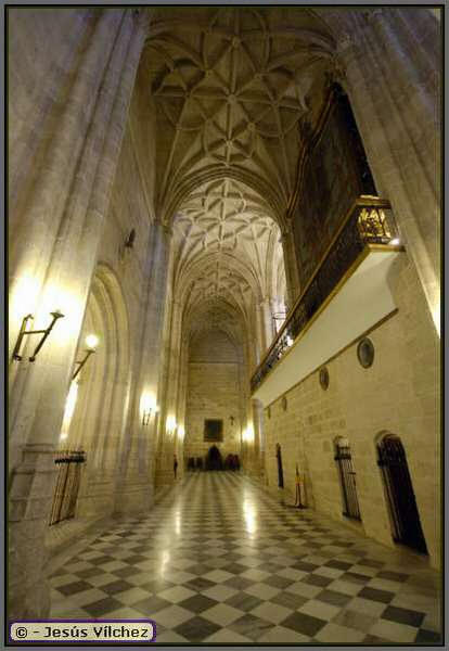 Nave lateral y balaustrada del órgano.