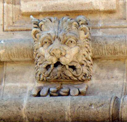 Mascarón con cabeza de león que remata el segundo nivel del contrafuerte.