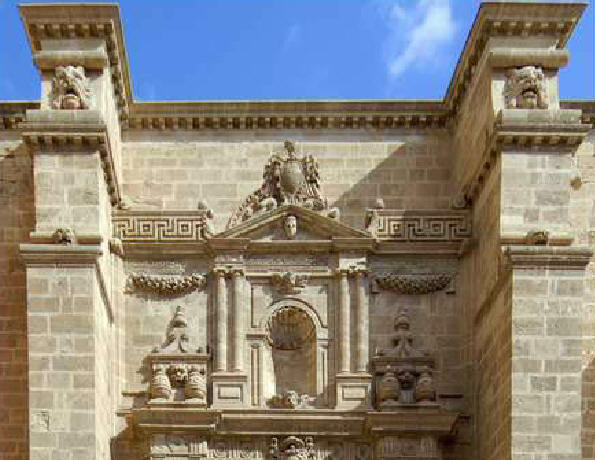 Segundo y tercer cuerpo del retablo de la fachada.El segundo está dedicado a la Virgen; el terero a Felipe II.
