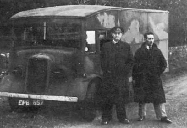 Montagu en la camioneta que trasport el cadver de Martin al submarino Seraph