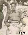 "Taino" retratado en el parque de Alcoy con un amigo. Destaca la delgadez de sus brazos