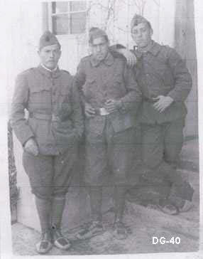 Federico Borrell "Taino" con unos compañeros, durante su servicio militar (en el centro)