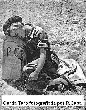 Gerda Taro fotografiada por Capa .Irona con las siglas PC ( Partido Comunista)?