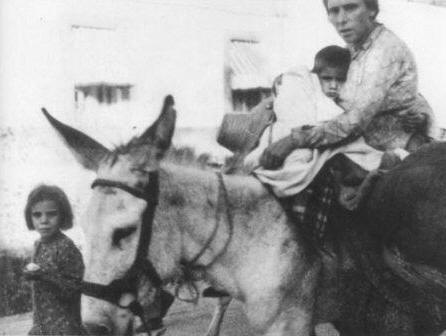 Refugiados de Cerro Muriano, ante la llegada del general Varela. Foto atribuda a Robert Capa.