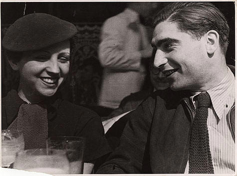 Gerda Taro y Robert Capa en una terraza, durante su estancia en Espaa