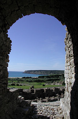 Vista de Punta Camarinal desde un vomitorio del Teatro. La imagen ilustra la sección Presentación del Conjunto