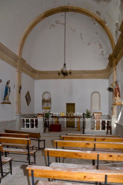 Nave del templo desde la entrada principal. Altar mayor sobre escal�n con balaustrada de m�rmol.