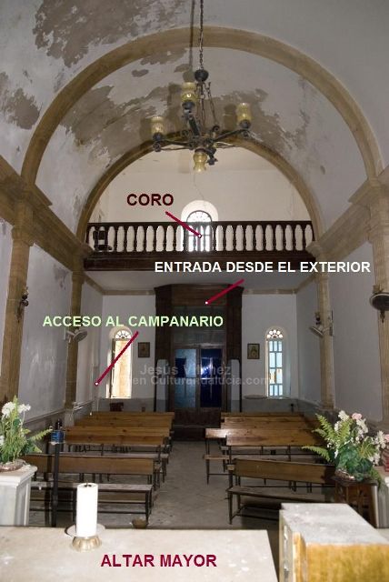 Puerta de entrada vista desde el altar mayor. En el segundo nivel, b�veda de ca��n y coro.