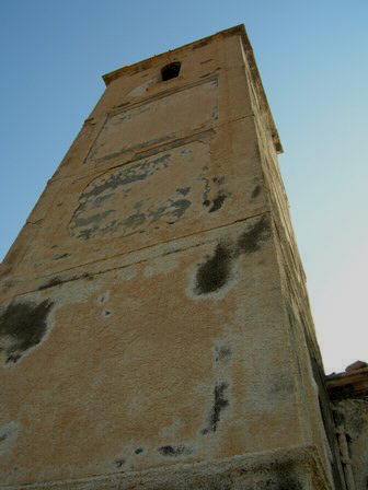 Las fachadas N.E.(salinas) y S.O (mar) no tienen �culos ni otros elementos arquitect�nicos.