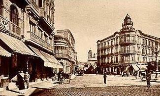 Puerta de Purchena con el Edificio de las Mariposas (Casa Rapallo) de Trinidad Cuartara.