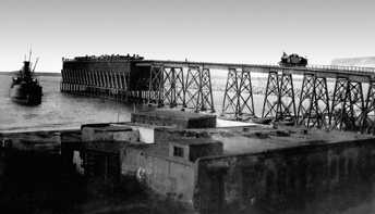 Cargadero de mineral en Almería capital.