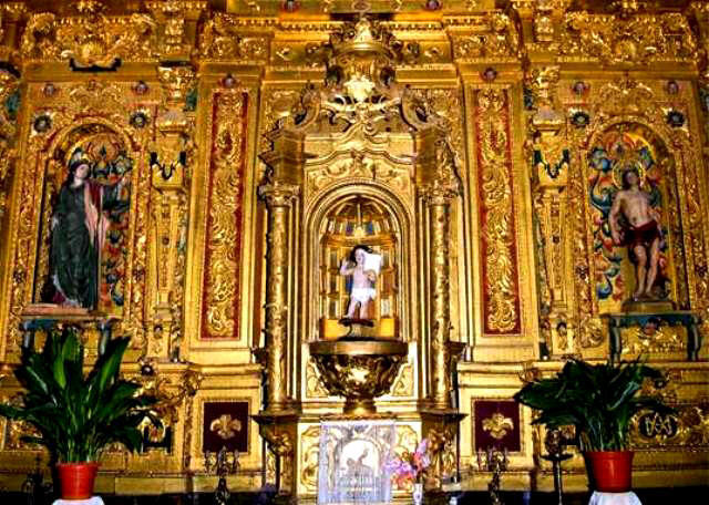 Retablo del altar mayor, con la imagen de San Juan Evangelista ni�o.